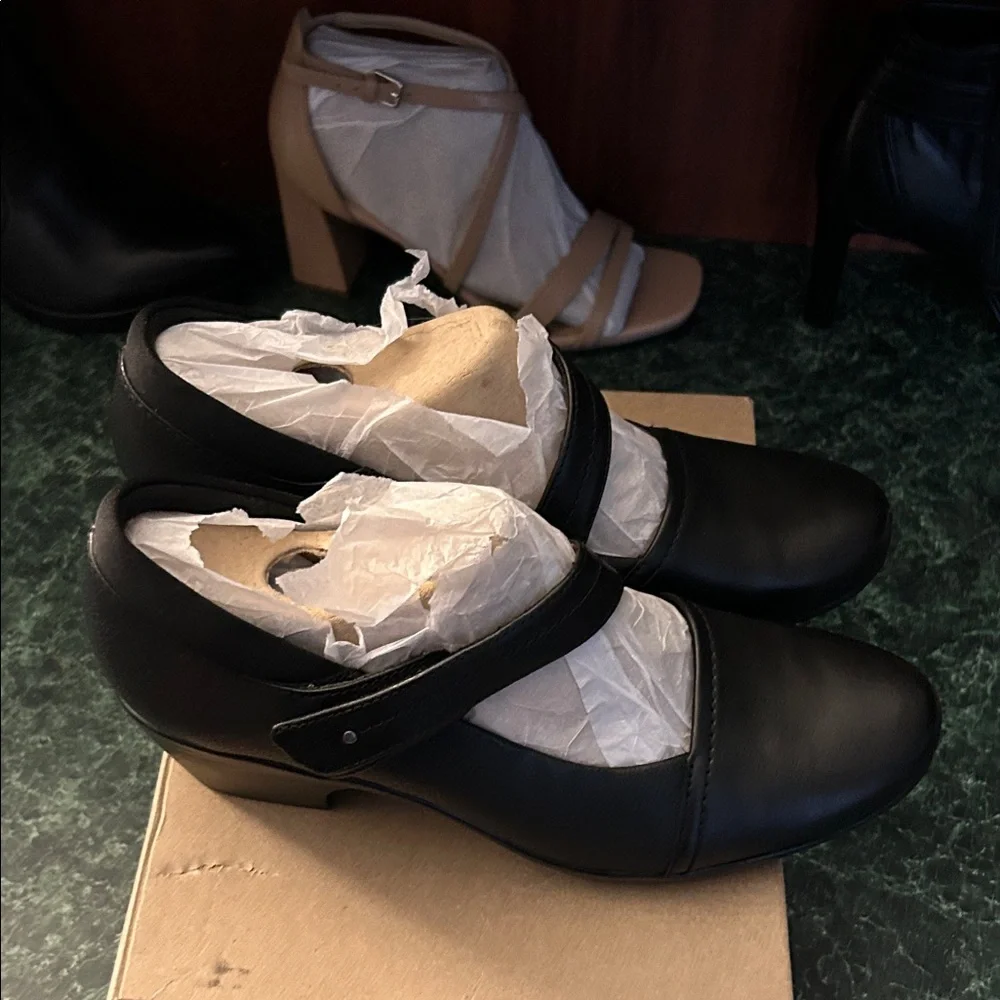 Clarks Black Leather Heels - Picture 3 of 5